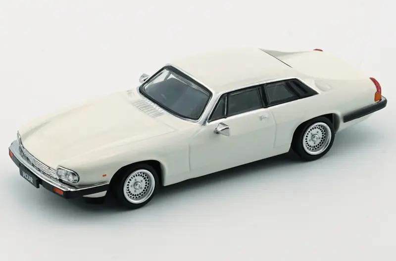 BM Creations - 1984 Jaguar XJS Glacier White LHD - Scala 1/64 64B0161