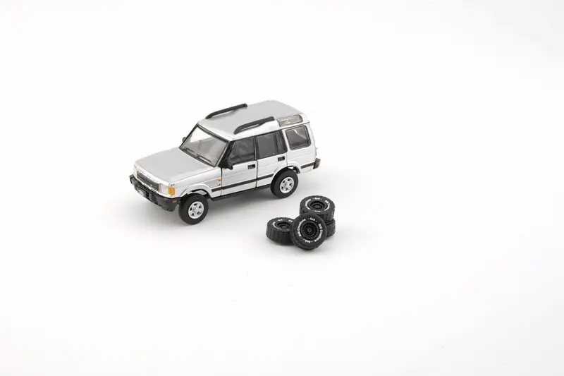 BM Creations - Land Rover 1998 Discovery 1 Silver RHD - Scala 1/64 64B0186