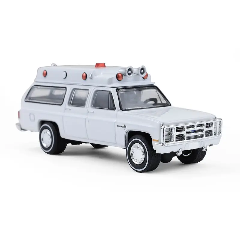 Greenlight Collectibles - 1983 Chevrolet Suburban Custom Deluxe Ambulance - Scala 1/64