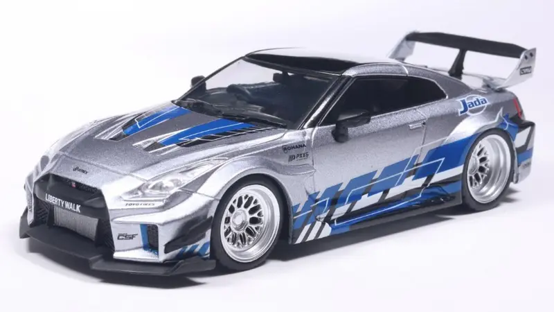 NISSAN GT-R (R35) LIBERTYWALK SILHOUETTE SILVER AND BLUESTRIPES 1