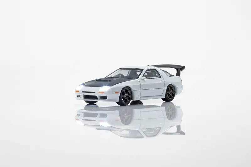 [PRE-ORDER] Kyosho - Mazda Savanna RX7 (FC) Initial D with Led 1995 - Scala 1/64 07133LC