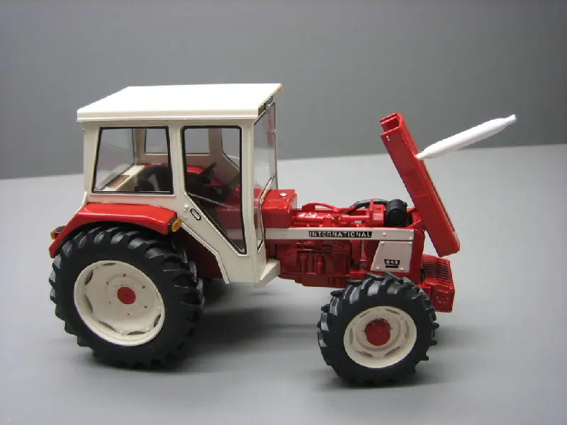 TRATTORE IH 844 1